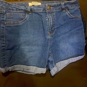 3 Pairs of jean shorts D.Jeans, Celebrity Pink, Sound/Style Size 13-14, Large